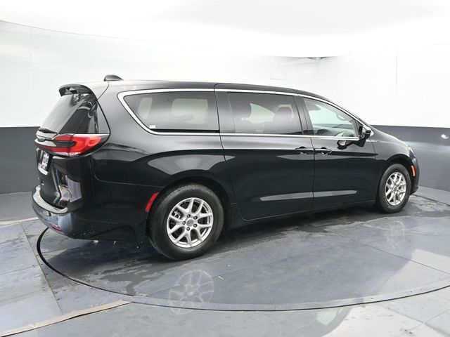 Used 2024 Chrysler Pacifica - photo 2