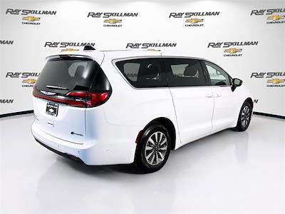 Used 2024 Chrysler Pacifica Select Minivan for sale #P11372 - photo 2