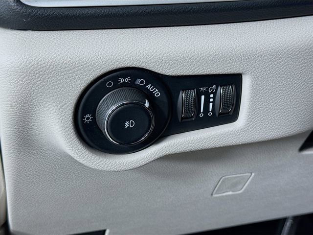 Used 2023 Chrysler Pacifica - photo 6