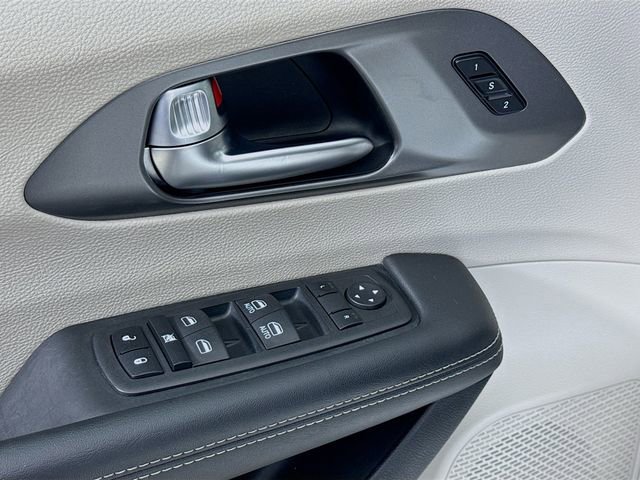 Used 2023 Chrysler Pacifica - photo 14