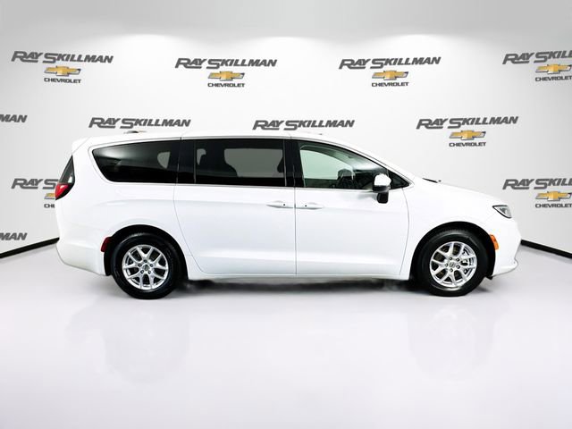 Used 2023 Chrysler Pacifica - photo 2