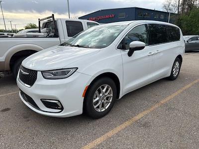 Used 2023 Chrysler Pacifica - photo 2