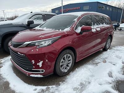 Used 2022 Toyota Sienna - photo 1