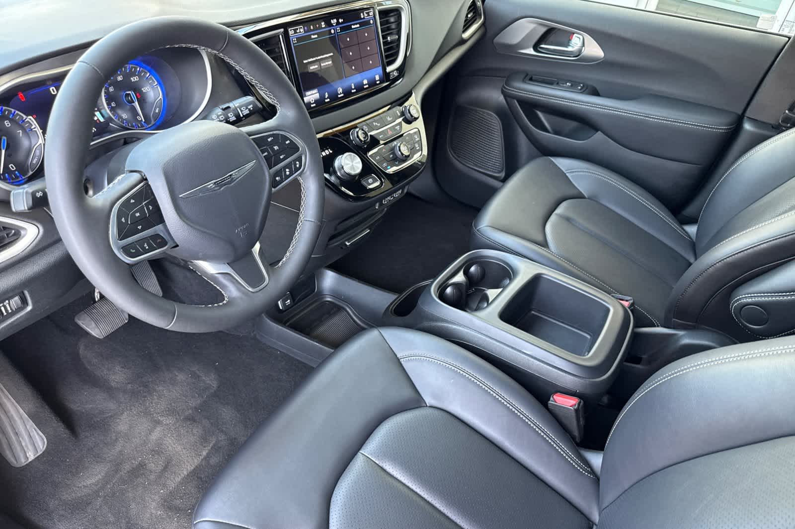 Used 2025 Chrysler Pacifica - photo 12