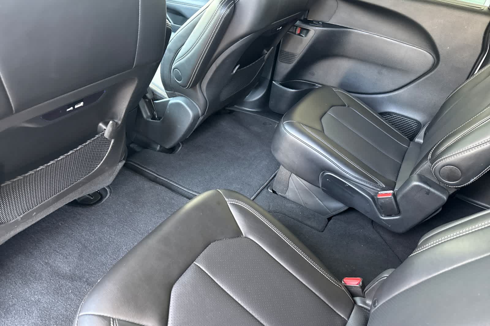 Used 2025 Chrysler Pacifica - photo 1