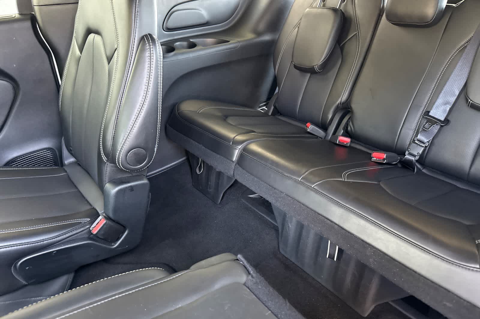 Used 2025 Chrysler Pacifica - photo 6
