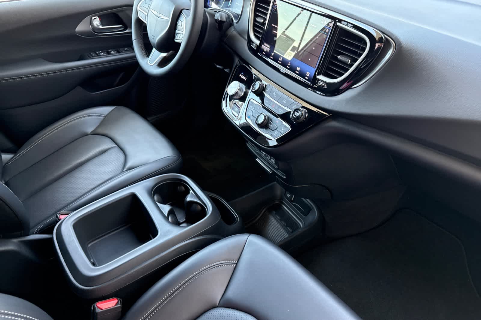 Used 2025 Chrysler Pacifica - photo 8