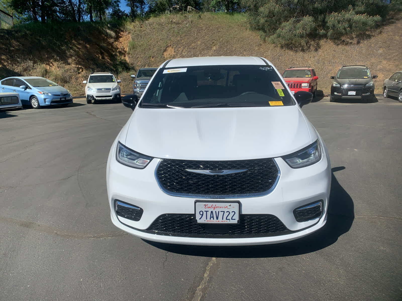 Used 2025 Chrysler Pacifica Select Minivan - photo 2