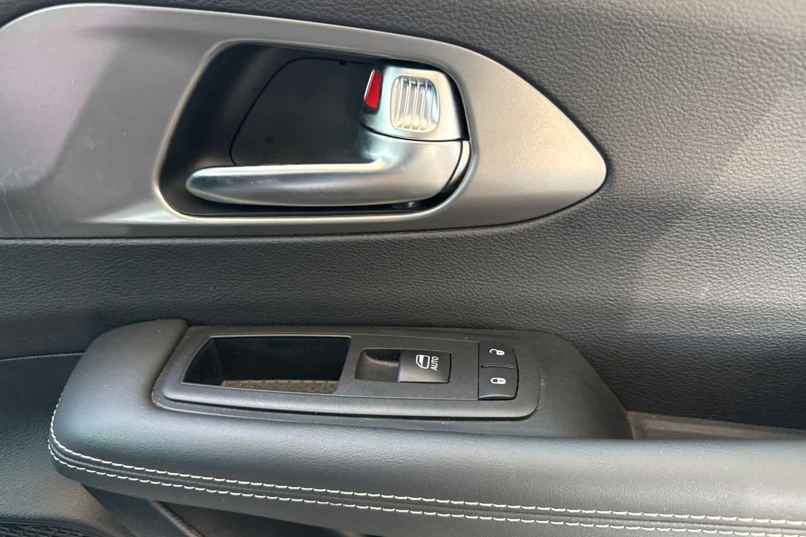 Used 2025 Chrysler Pacifica - photo 10
