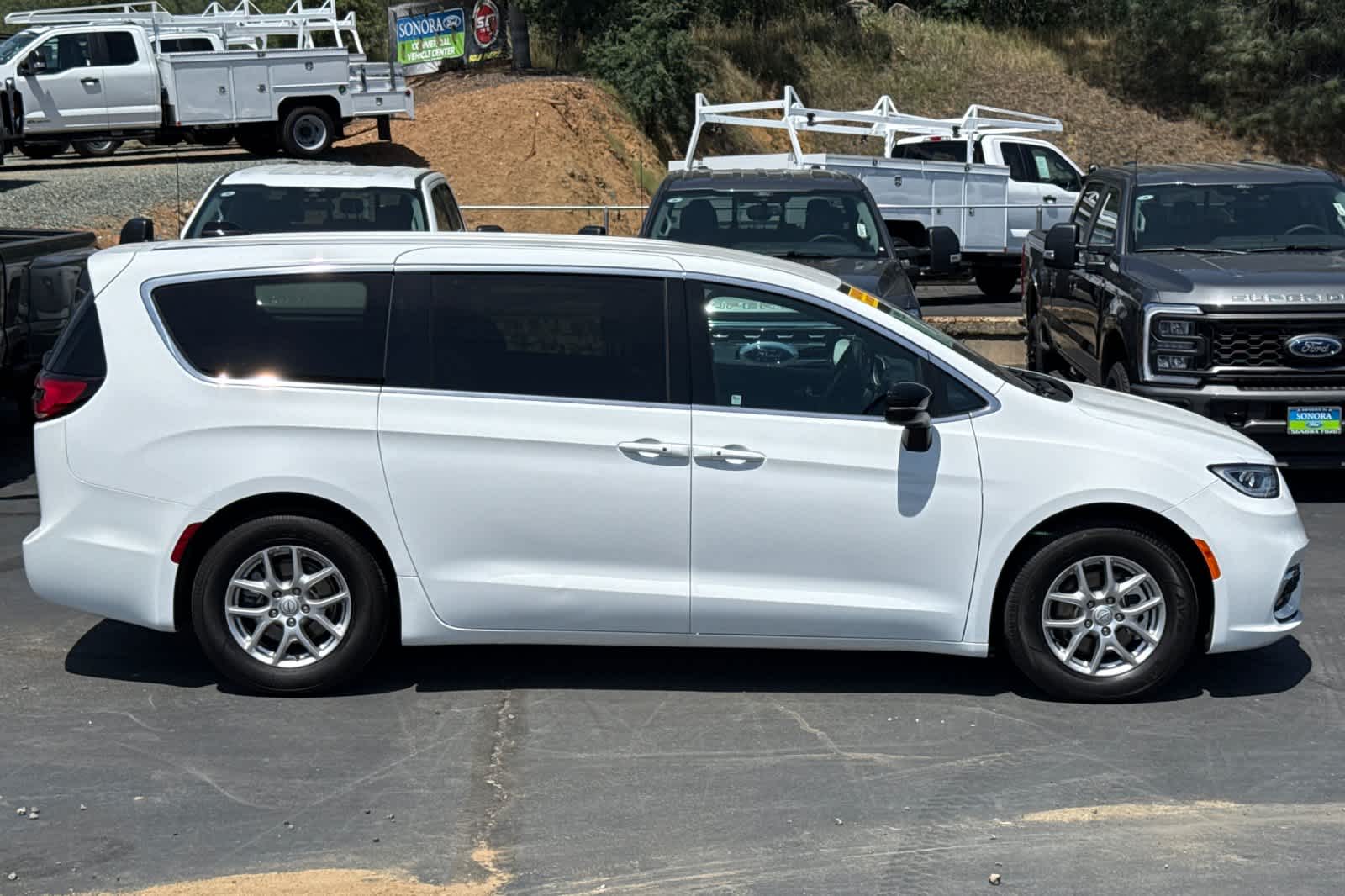 Used 2025 Chrysler Pacifica - photo 5