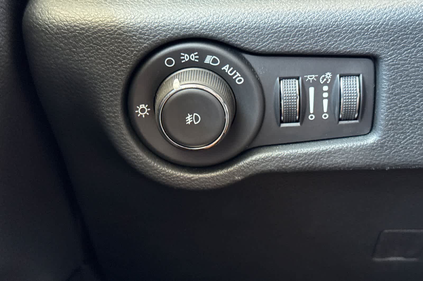 Used 2025 Chrysler Pacifica - photo 21