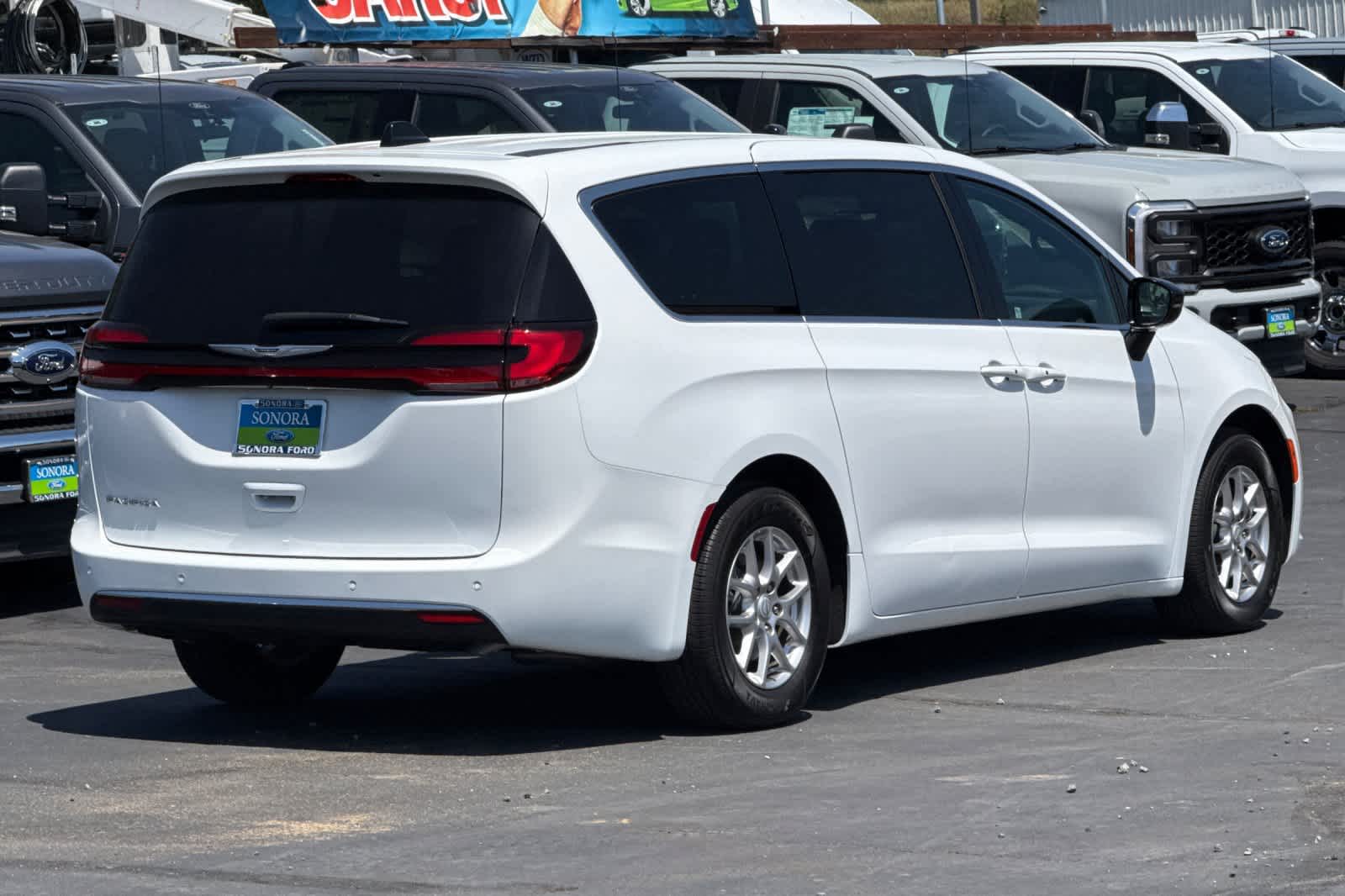 Used 2025 Chrysler Pacifica - photo 6