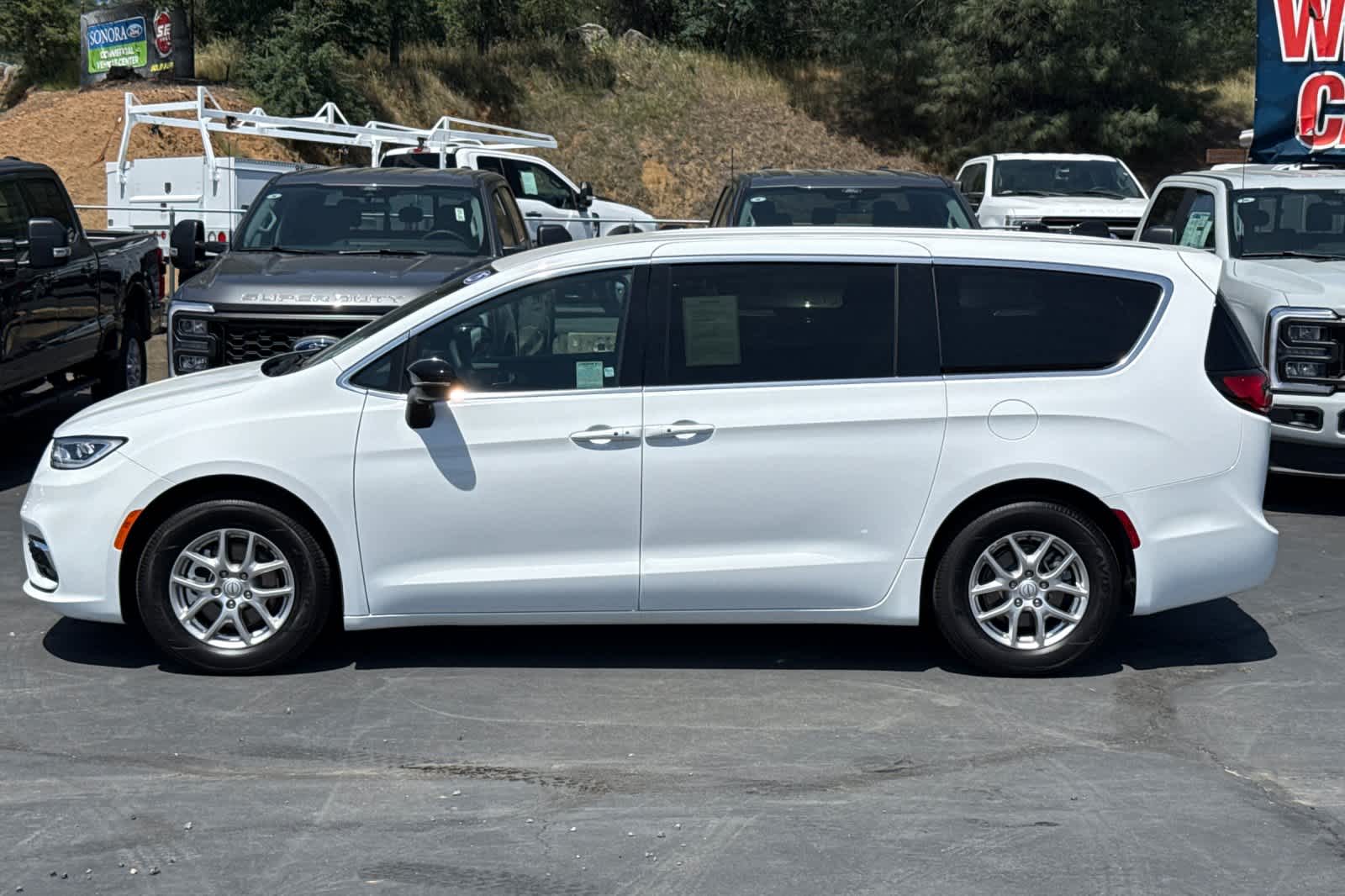 Used 2025 Chrysler Pacifica - photo 9