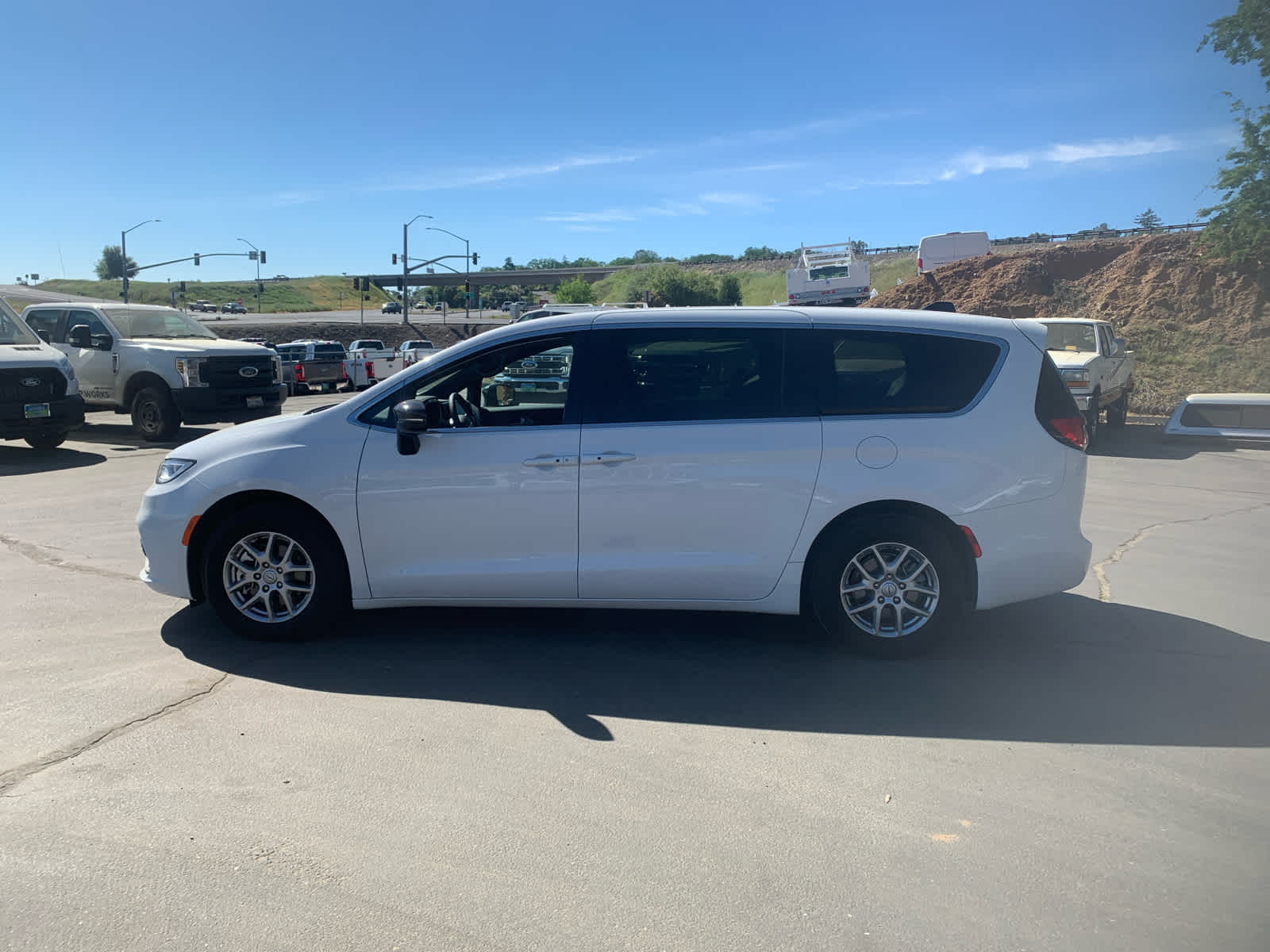 Used 2025 Chrysler Pacifica - photo 10