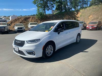 Used 2025 Chrysler Pacifica - photo 1