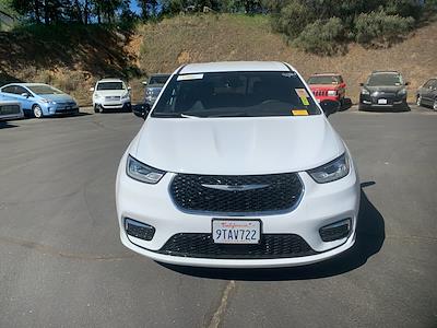 Used 2025 Chrysler Pacifica - photo 2