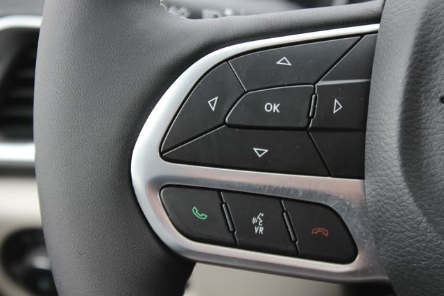 Used 2024 Chrysler Pacifica - photo 2