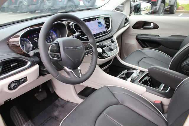 Used 2024 Chrysler Pacifica - photo 10