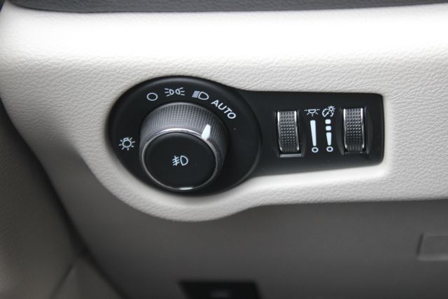 Used 2024 Chrysler Pacifica - photo 2