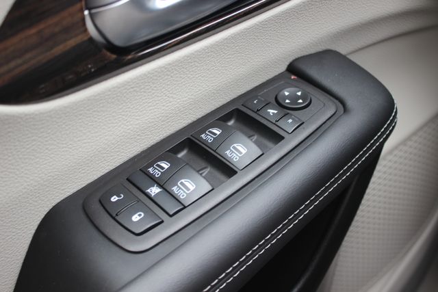 Used 2024 Chrysler Pacifica - photo 5