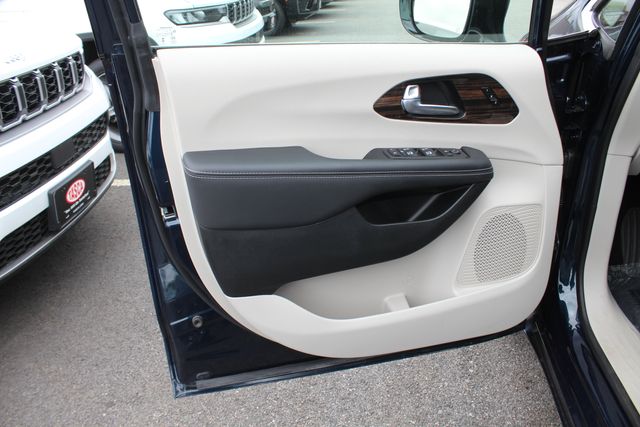 Used 2024 Chrysler Pacifica - photo 6