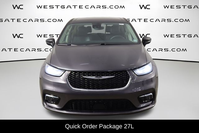 Used 2023 Chrysler Pacifica - photo 2