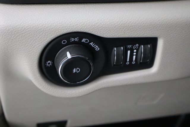 Used 2023 Chrysler Pacifica - photo 24