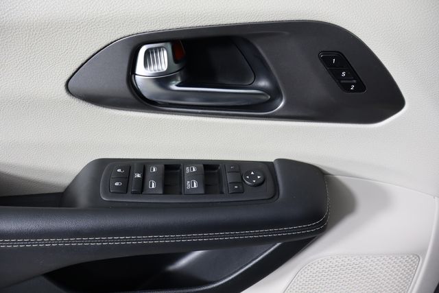 Used 2023 Chrysler Pacifica - photo 23