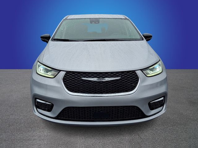 Used 2024 Chrysler Pacifica - photo 2