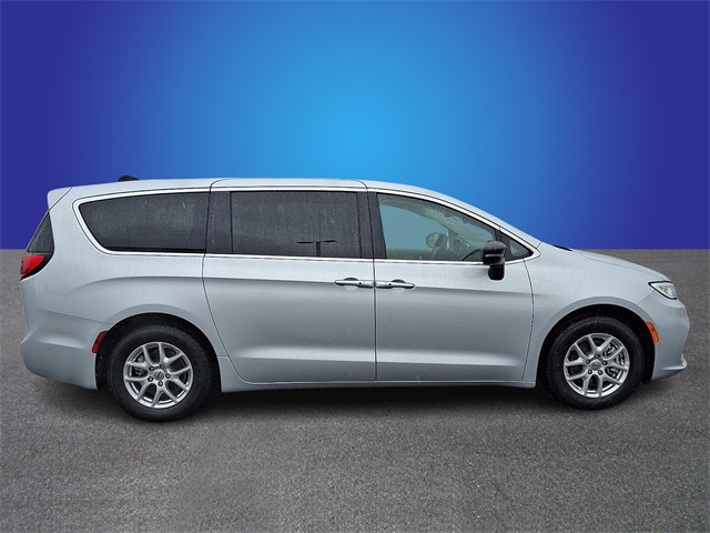 Used 2024 Chrysler Pacifica - photo 6