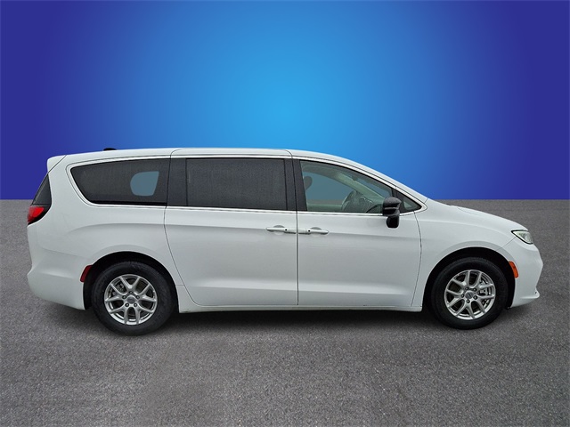 Used 2024 Chrysler Pacifica - photo 6