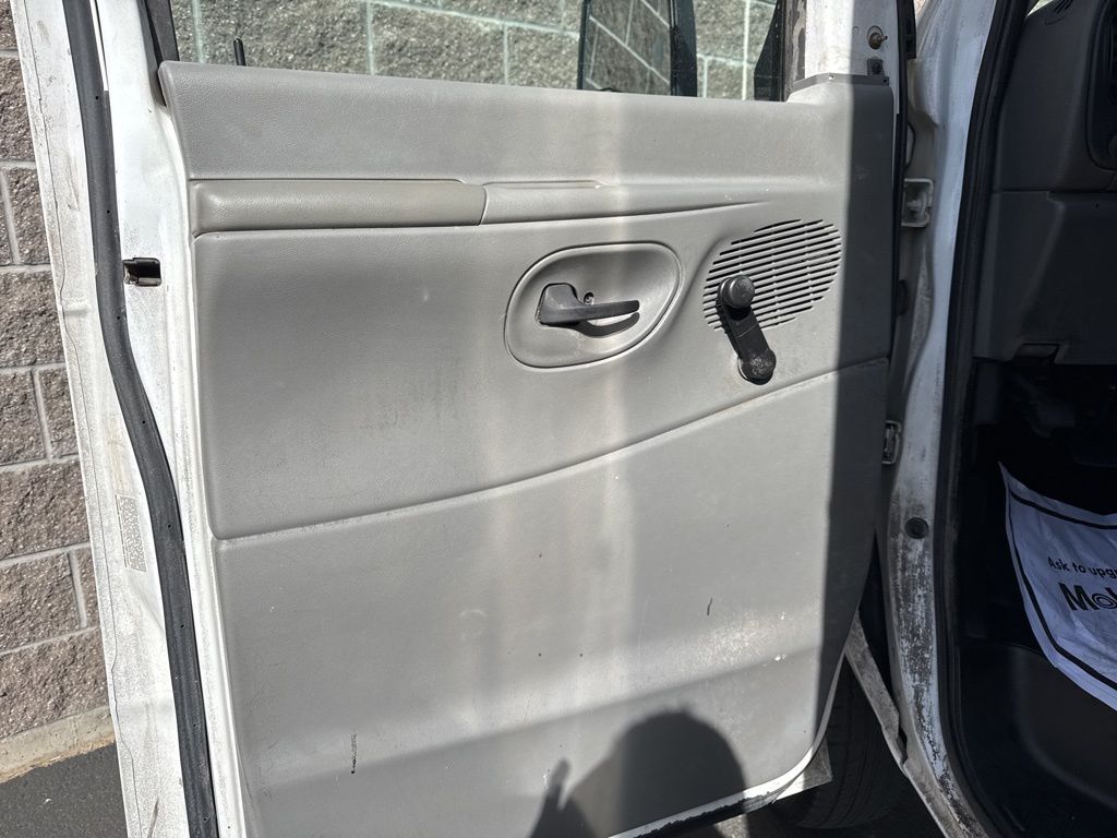 Used 2006 Ford E-350 - photo 12