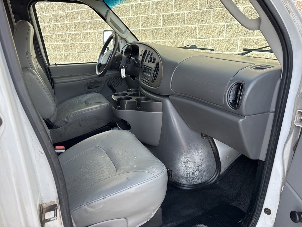 Used 2006 Ford E-350 - photo 17
