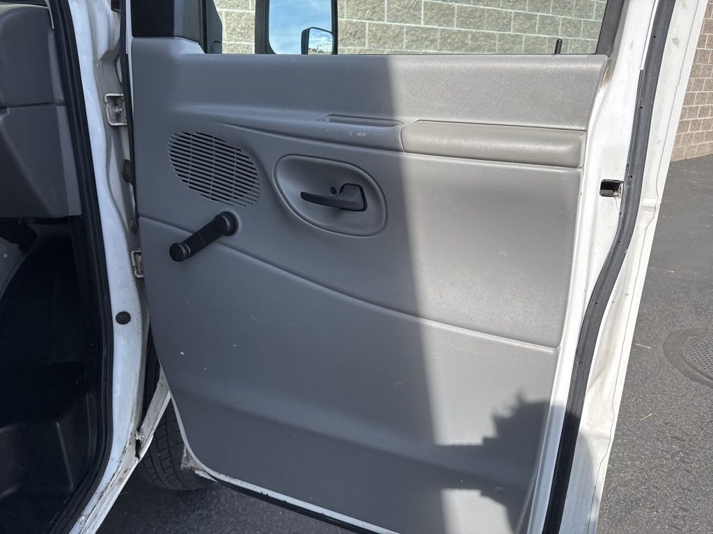 Used 2006 Ford E-350 - photo 18