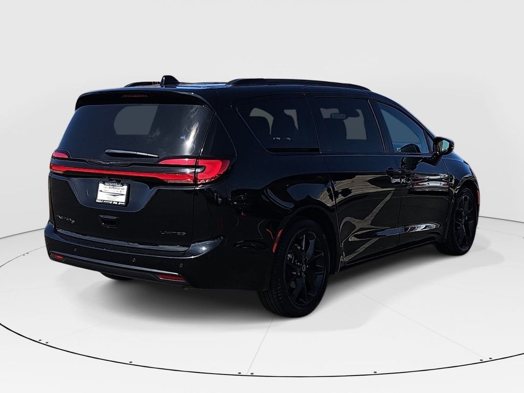 Used 2026 Chrysler Pacifica - photo 2