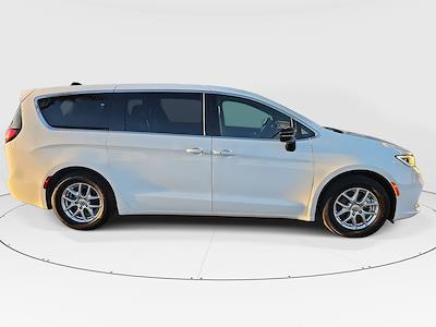 Used 2025 Chrysler Pacifica Select Minivan for sale #PD897 - photo 2