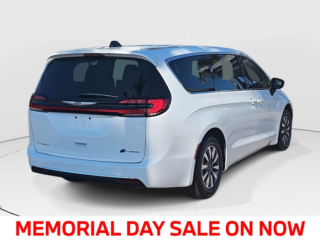 Used 2024 Chrysler Pacifica - photo 2