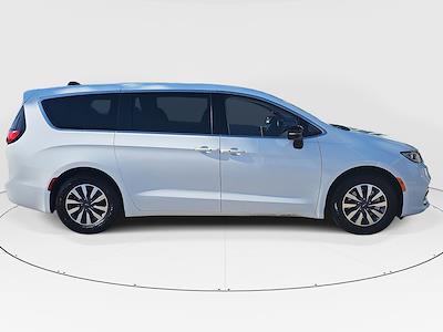 Used 2024 Chrysler Pacifica - photo 1
