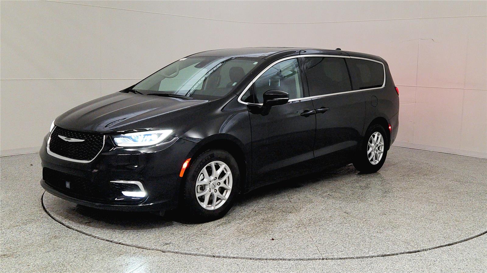 Used 2024 Chrysler Pacifica Touring L Minivan - photo 1