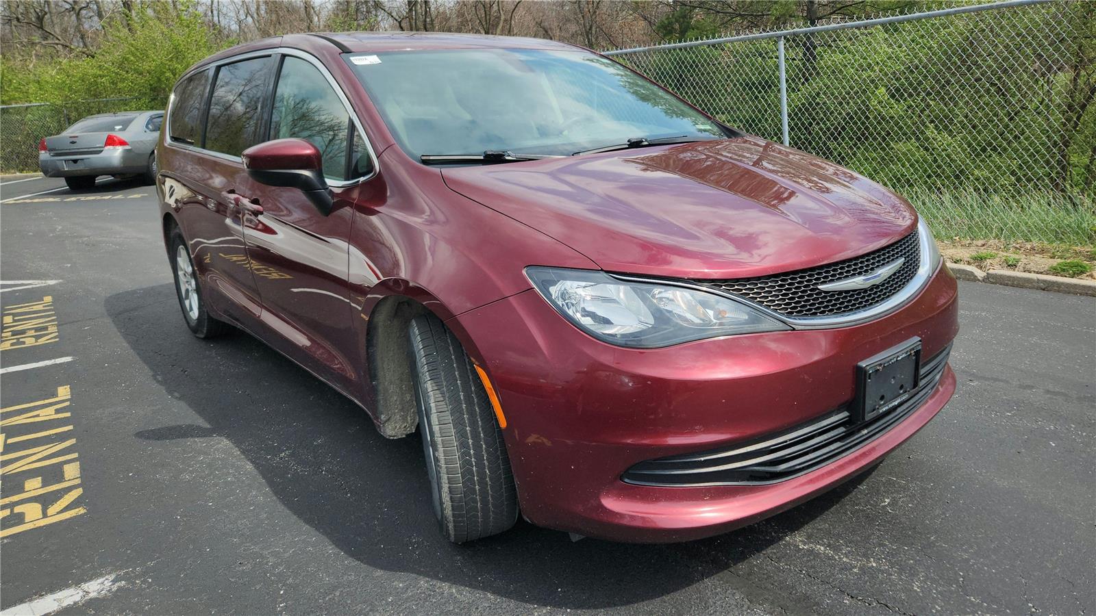 Used 2017 Chrysler Pacifica Touring Minivan - photo 2