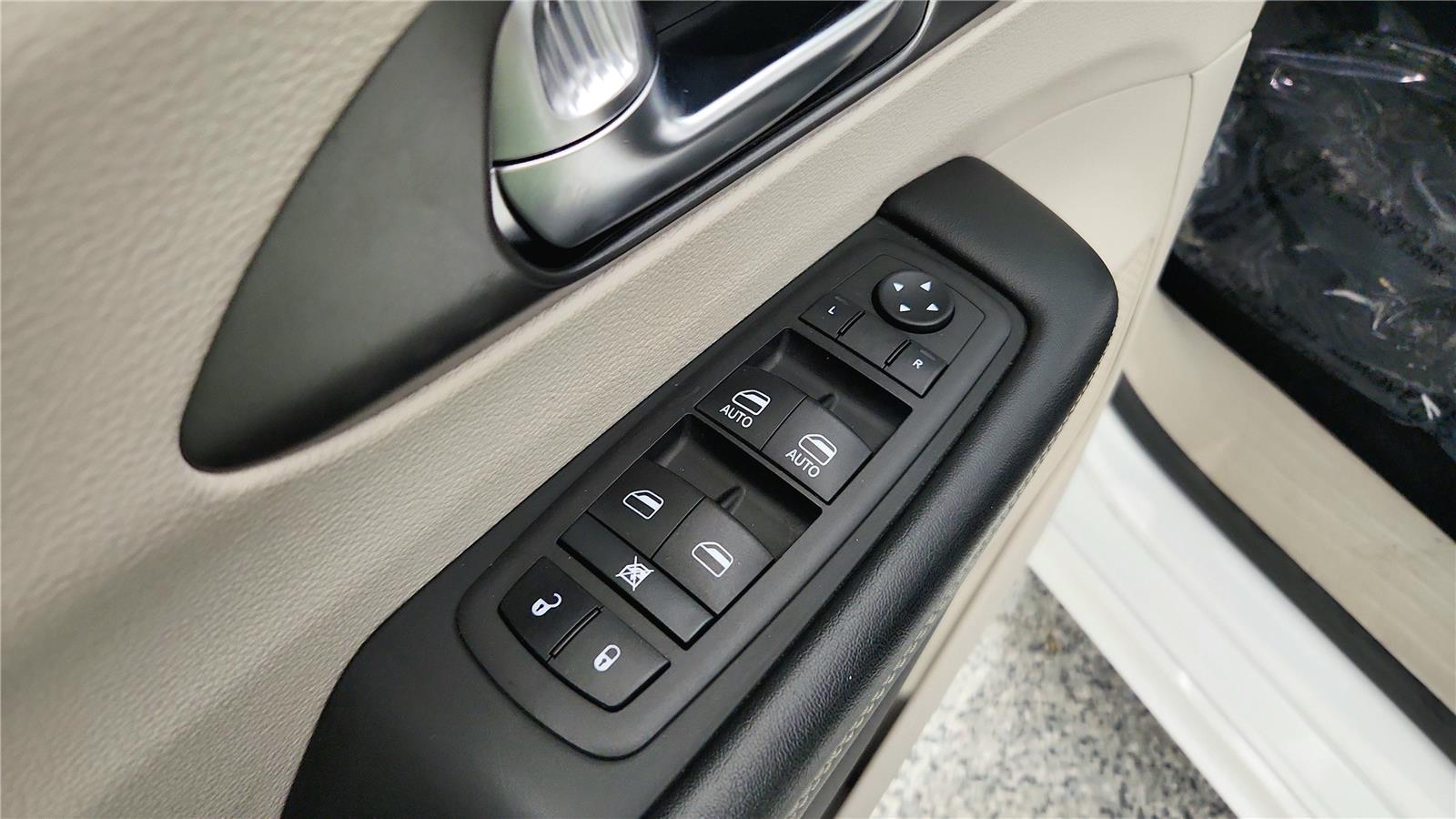 Used 2023 Chrysler Pacifica - photo 31