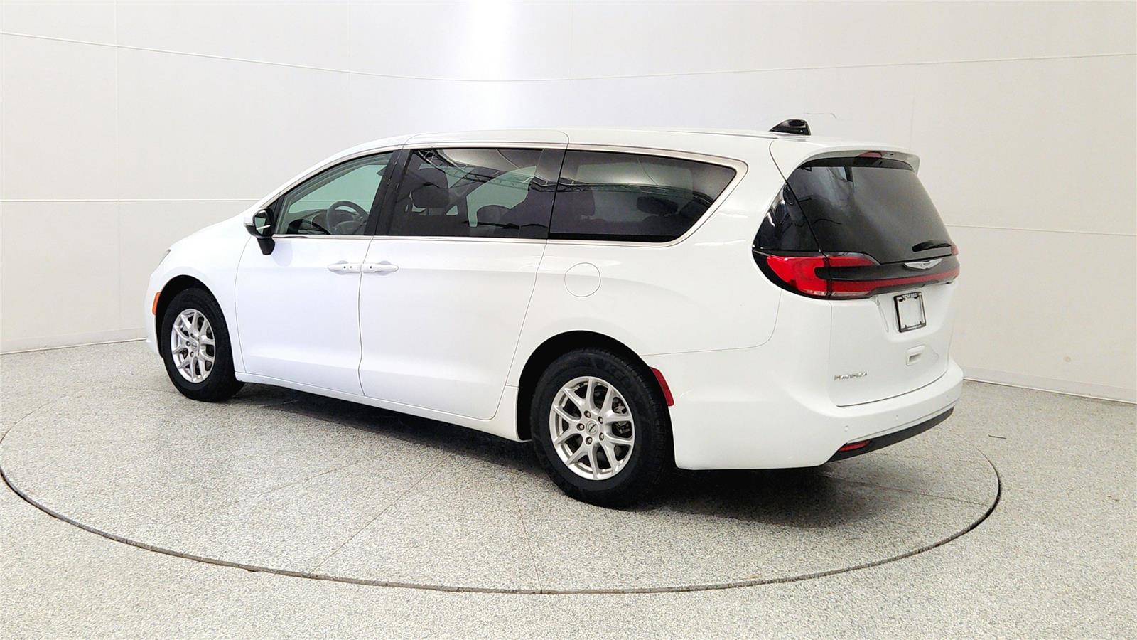 Used 2023 Chrysler Pacifica - photo 7