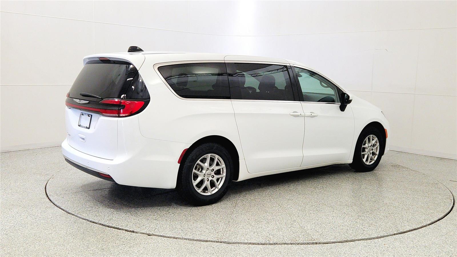 Used 2023 Chrysler Pacifica - photo 9