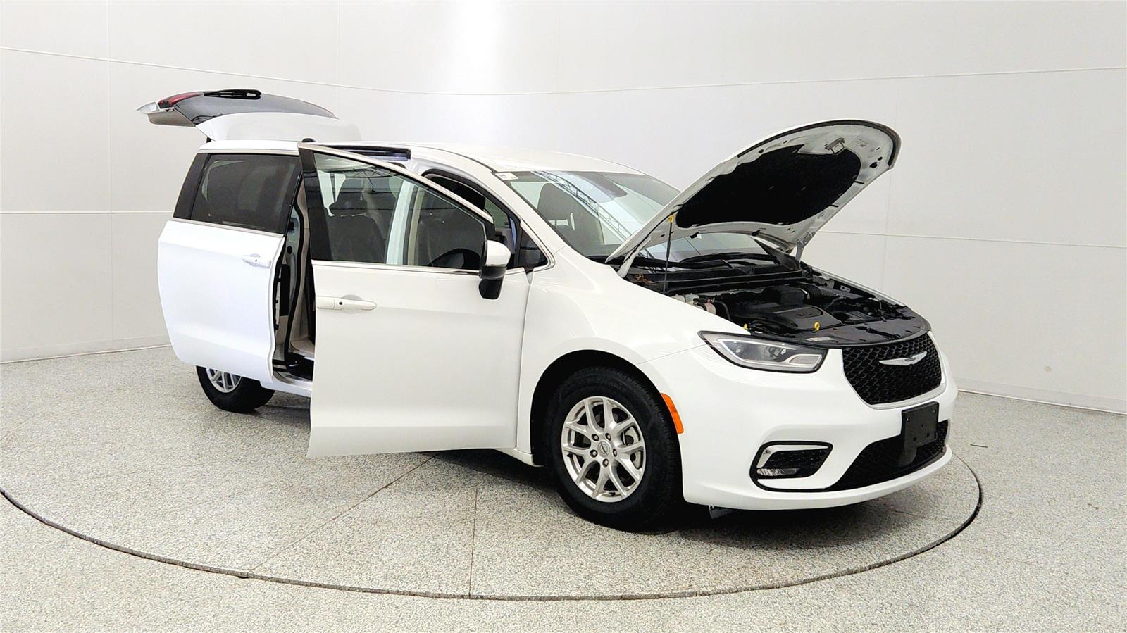 Used 2023 Chrysler Pacifica - photo 11