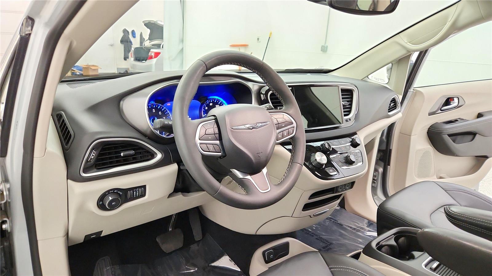 Used 2024 Chrysler Pacifica - photo 24