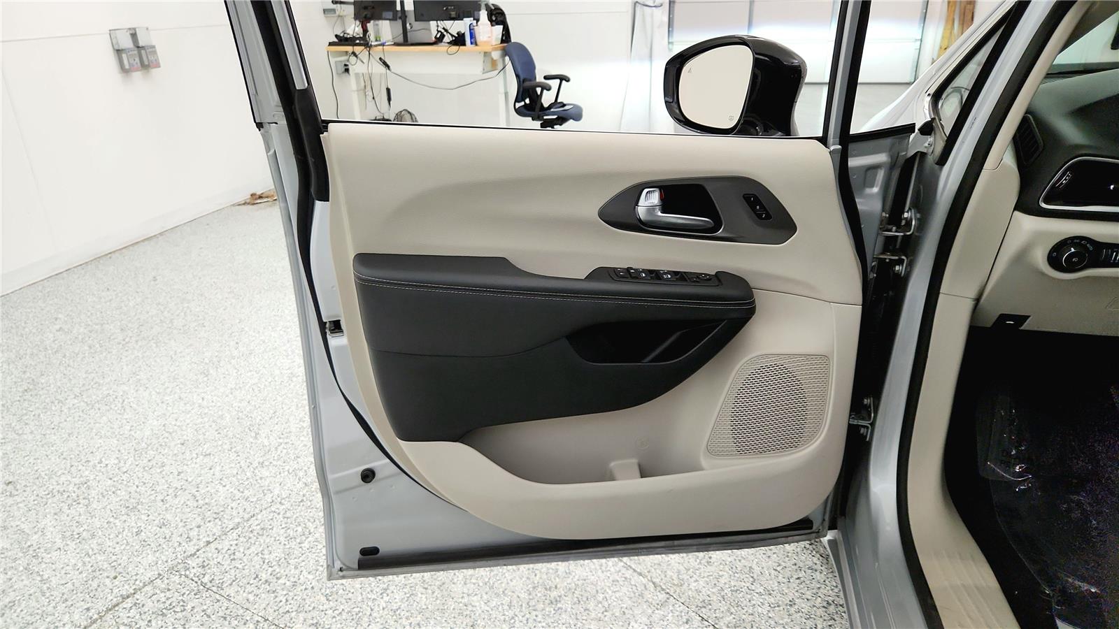 Used 2024 Chrysler Pacifica - photo 34