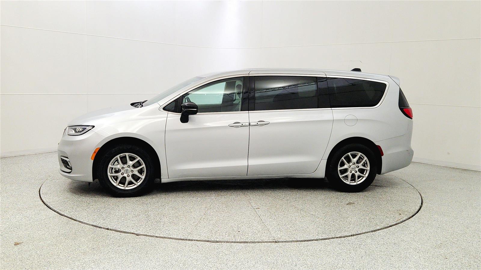 Used 2024 Chrysler Pacifica - photo 7