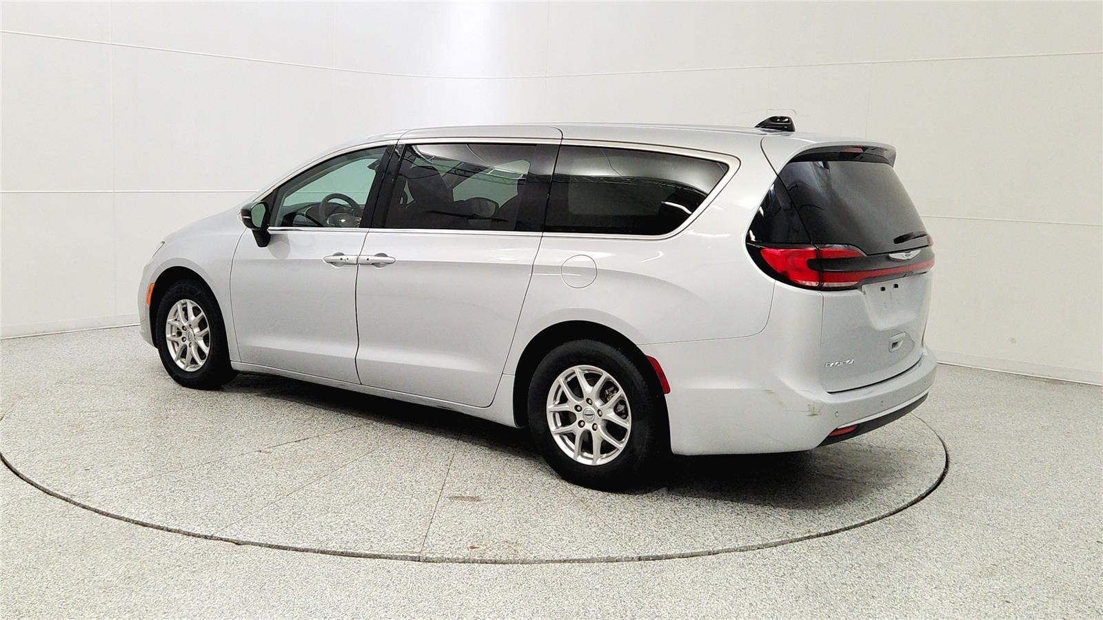 Used 2024 Chrysler Pacifica - photo 8