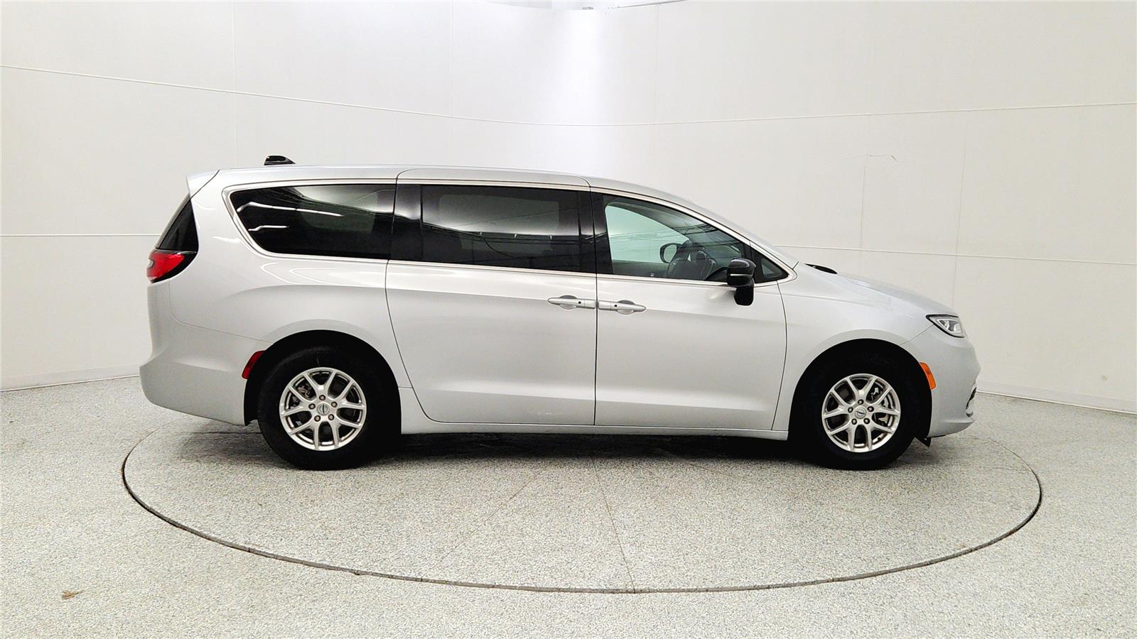 Used 2024 Chrysler Pacifica - photo 10