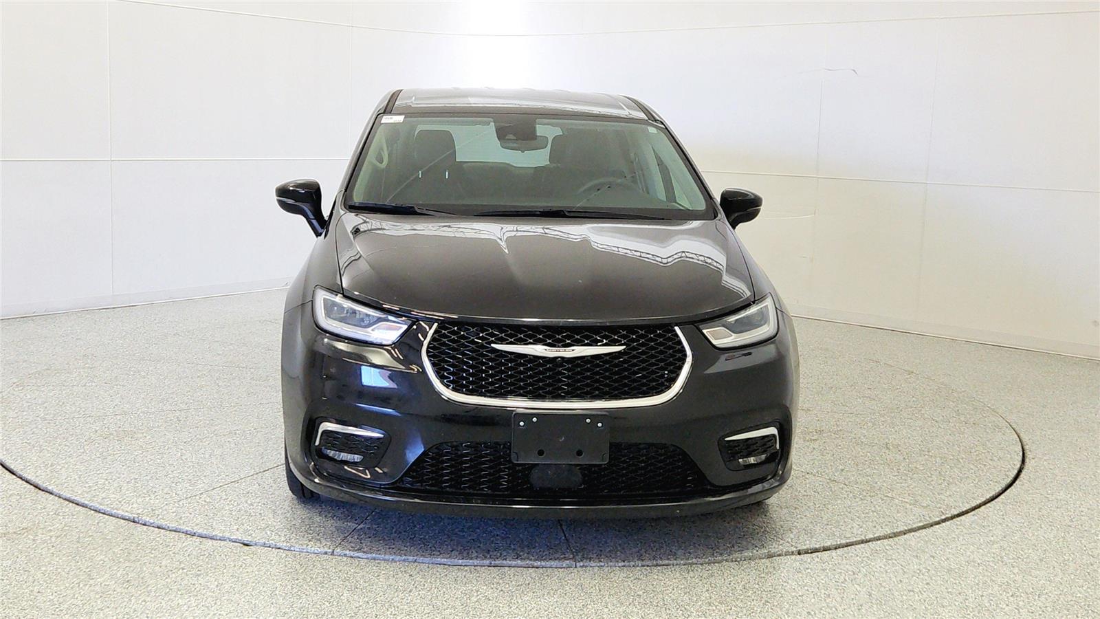 Used 2023 Chrysler Pacifica - photo 2